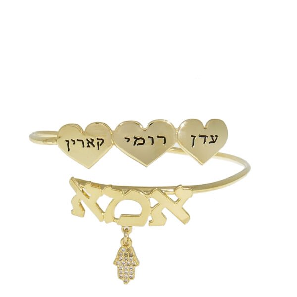 צמיד אמא עם חריטה אישית של שמות הילדים ולבבות מעוצבים